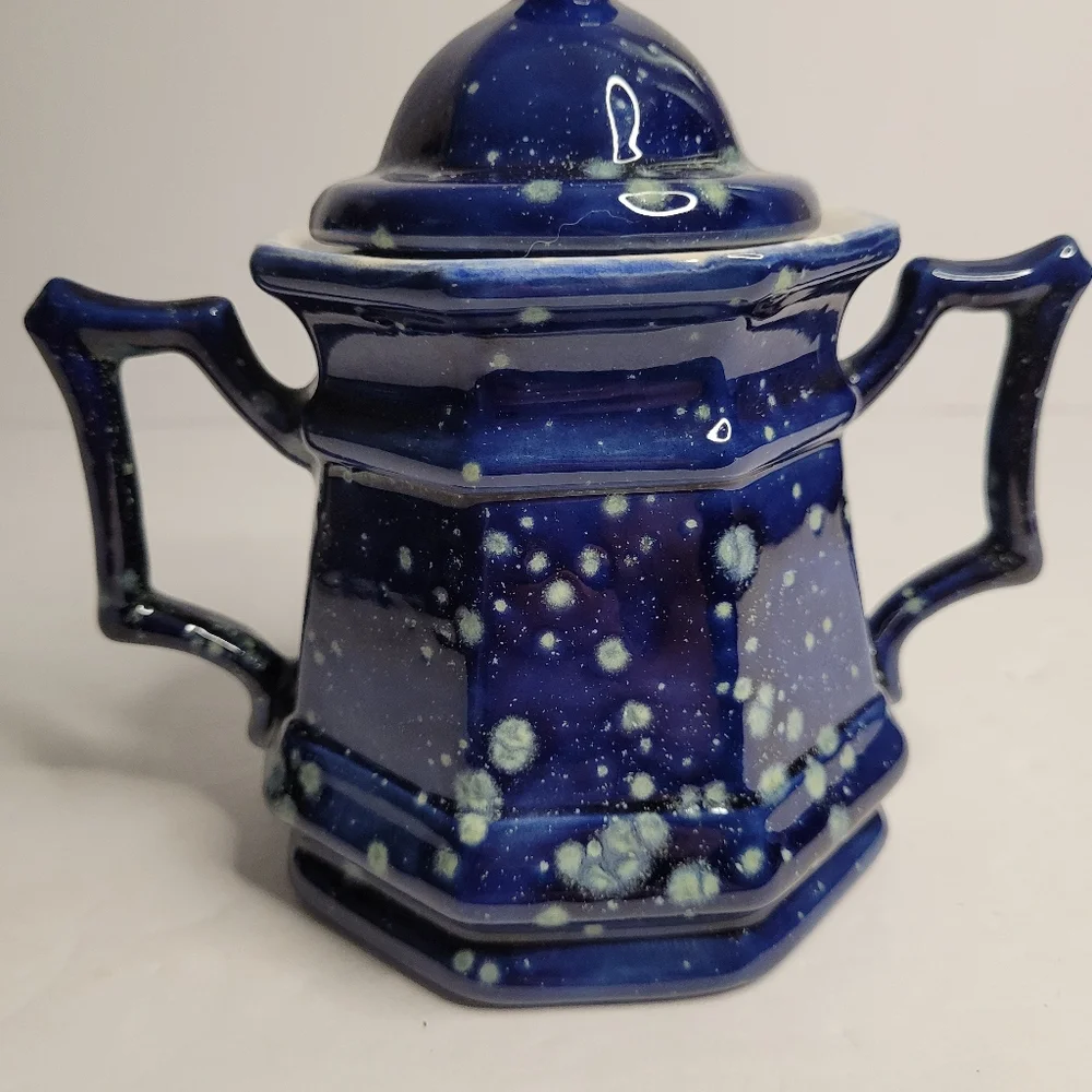 Ceramic sugar bowl with a lid. 272